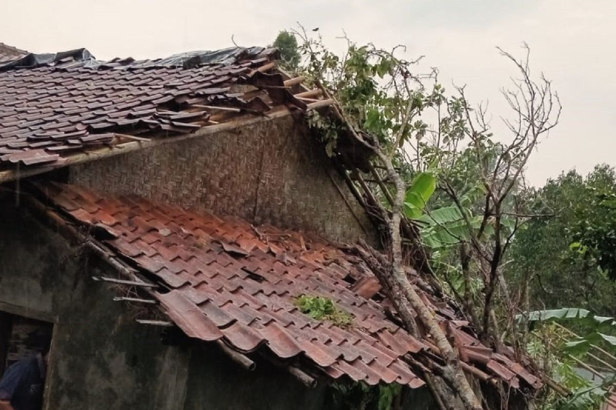 Rumah semipermanen di Ciambar Sukabumi nyaris ambruk diterjang angin puting beliung