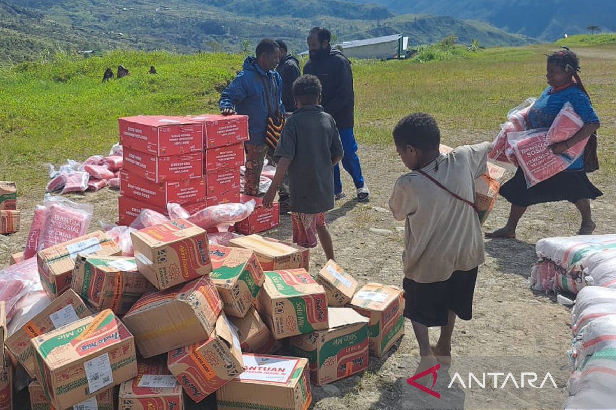 Food aid distribution to Highland Papua runs well: Minister Effendy