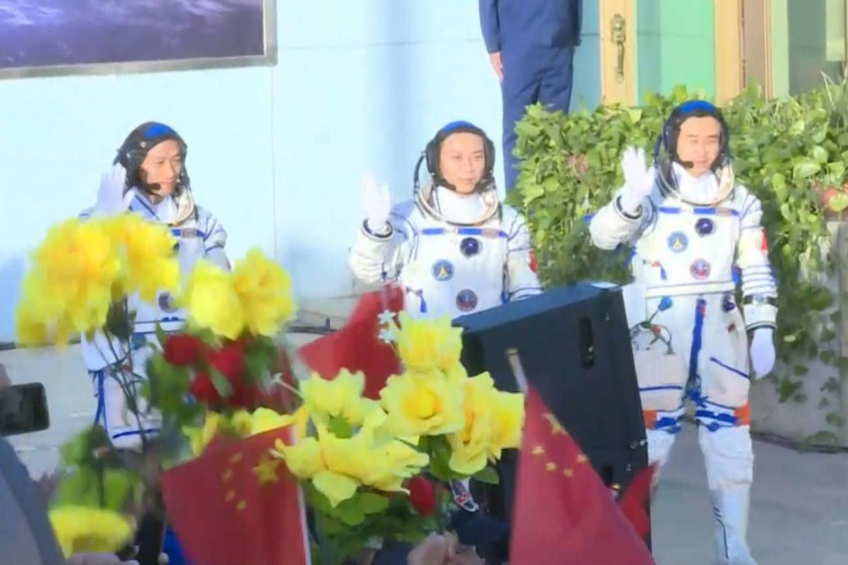 Upacara pelepasan digelar untuk para astronaut China