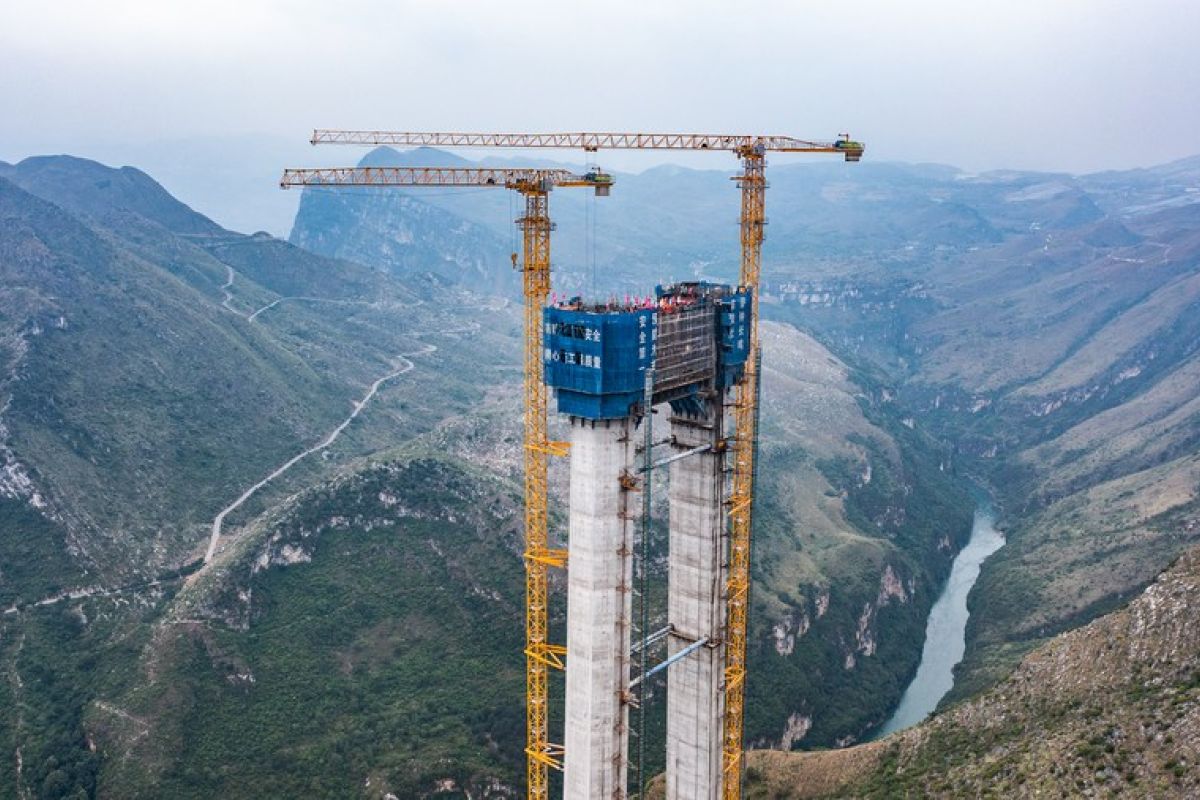 China rampungkan pembangunan menara utama jembatan tertinggi di dunia