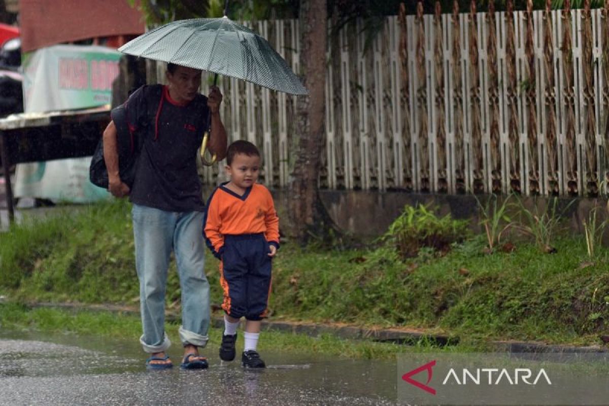 Hujan diprakirakan turun di sejumlah daerah di Indonesia pada Kamis