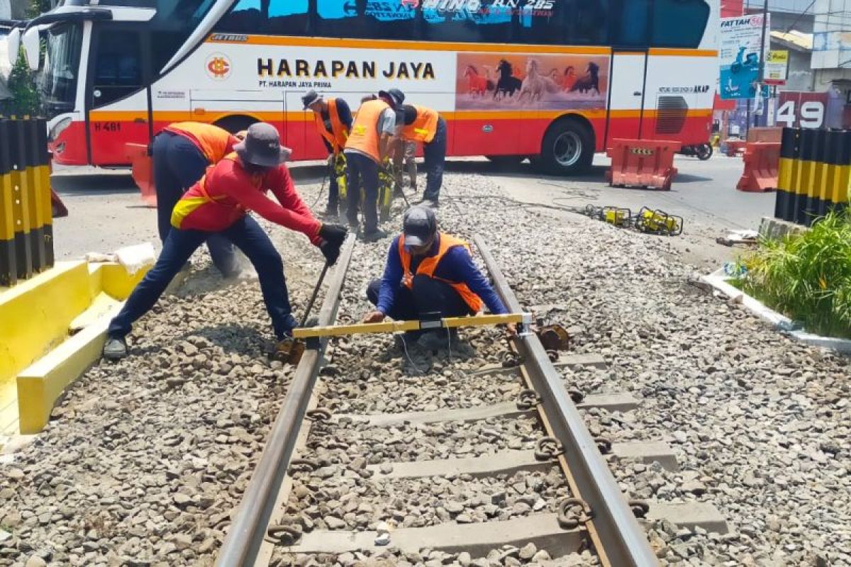 KAI lakukan perbaikan geometri perlintasan KA antisipasi kecelakaan