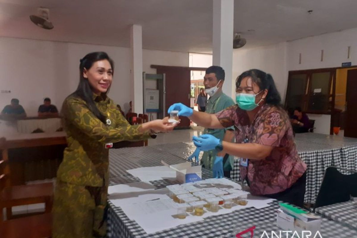 Pemkab Gianyar dan BNN lakukan tes urine pegawai Disnaker