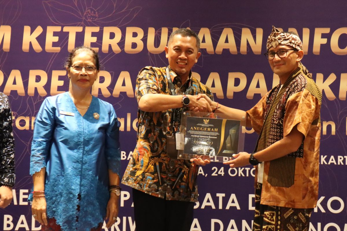 Poltekpar Makassar meraih predikat Informatif dari Kemenparekraf