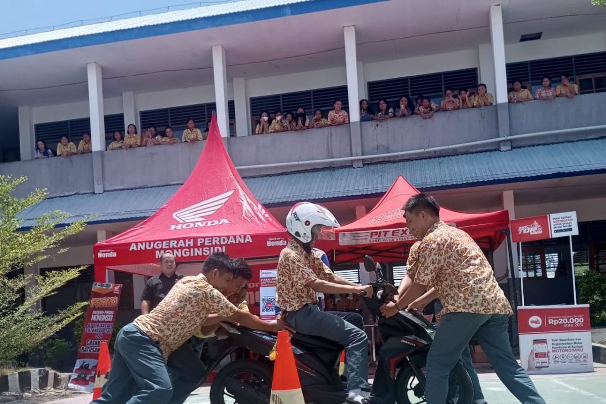 Honda ajak cari aman Pelajar SMK Kristen  Bala Keselamatan Palu Tema"Bangga Menjadi Generasi #Cari_aman"