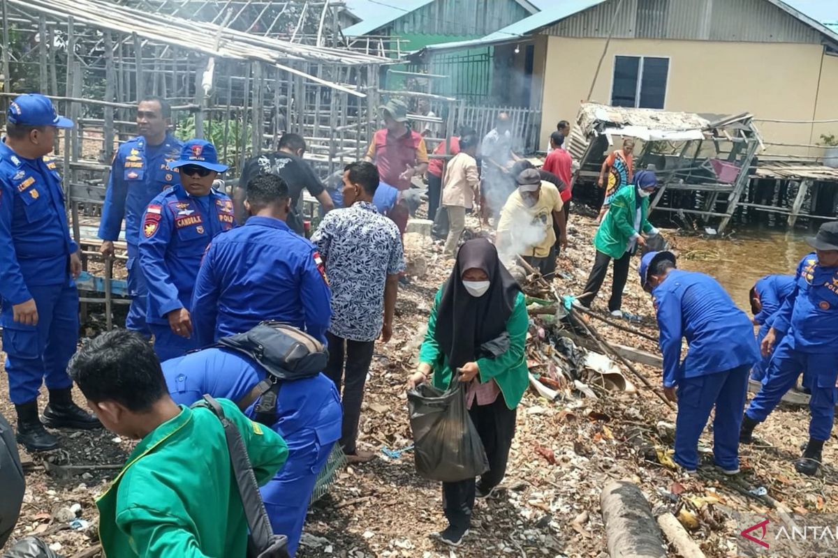 Polresta Barelang dan warga bersih-bersih pantai di pulau terluar