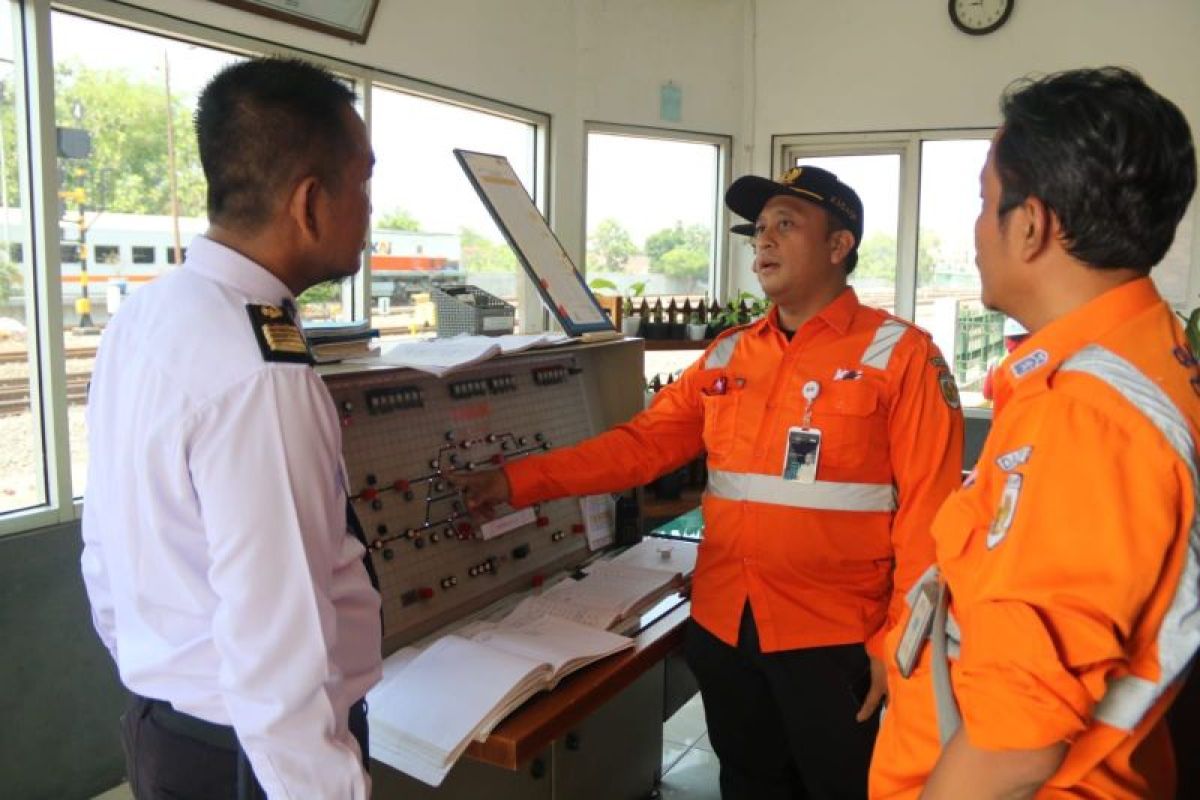 Daop Surabaya inspeksi jalur rel jaga kenyamanan perjalanan