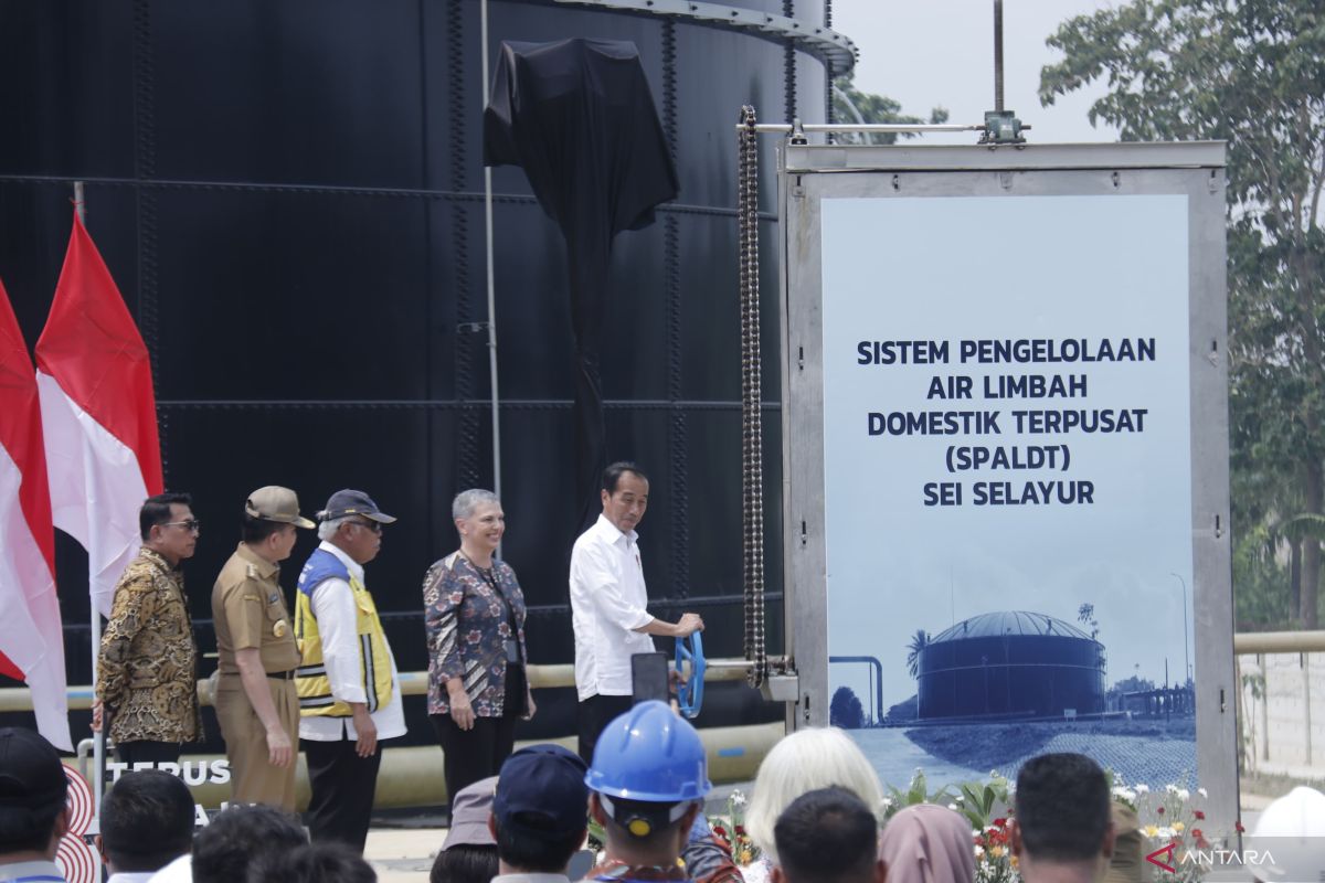 Widodo opens wastewater management system in Palembang