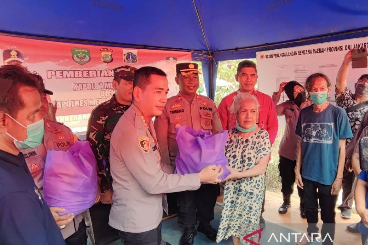 Polisi bantu sembako penyintas kebakaran di Jaktim