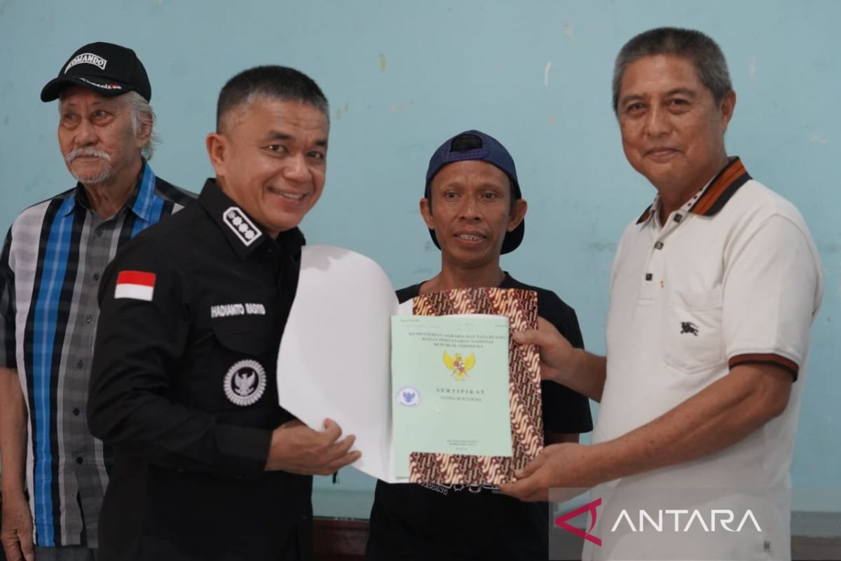 Pemkot Palu serahkan sebanyak p89 sertifikat rumah kepada penghuni huntap Duyu