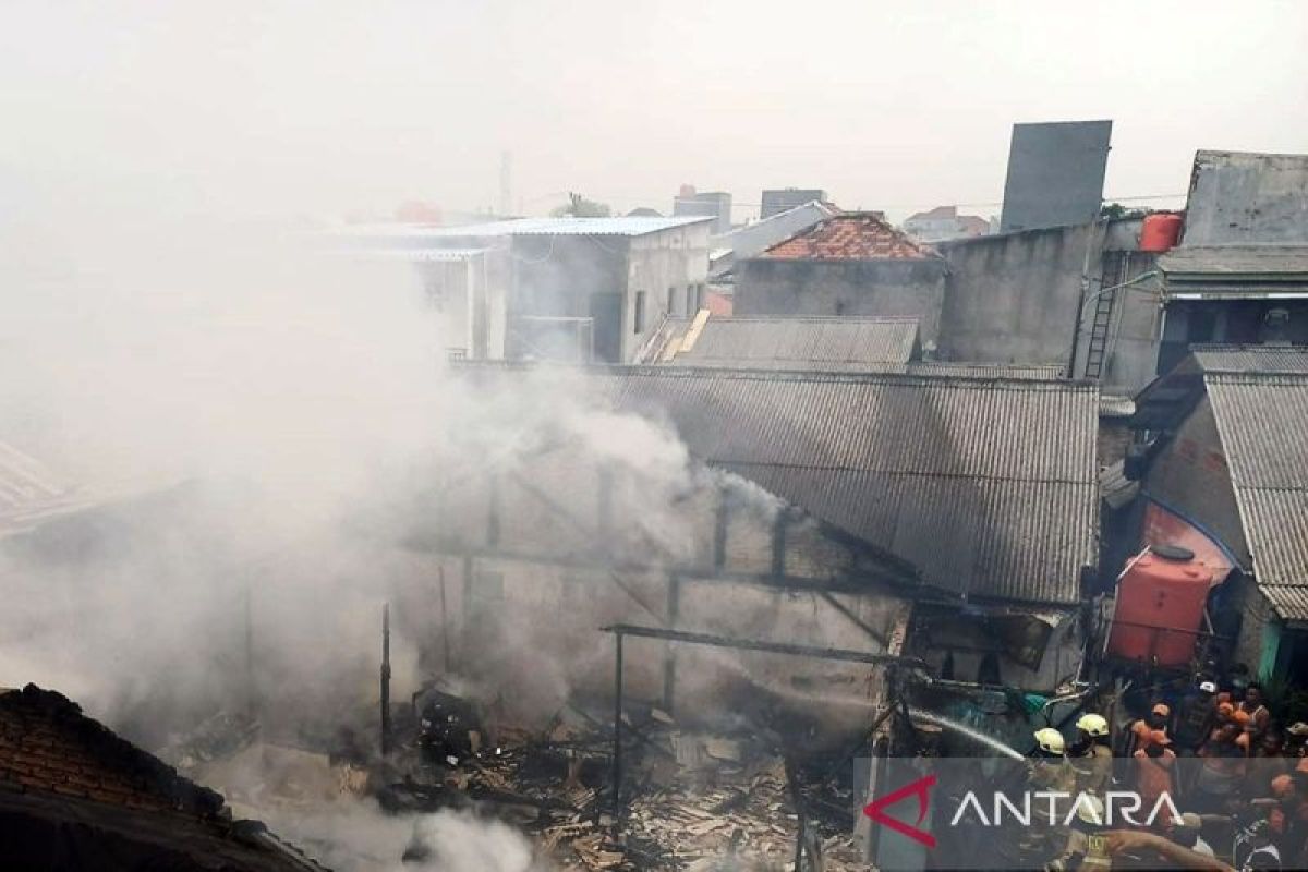 Gulkarmat Jakbar padamkan kebakaran satu unit rumah di Kalideres