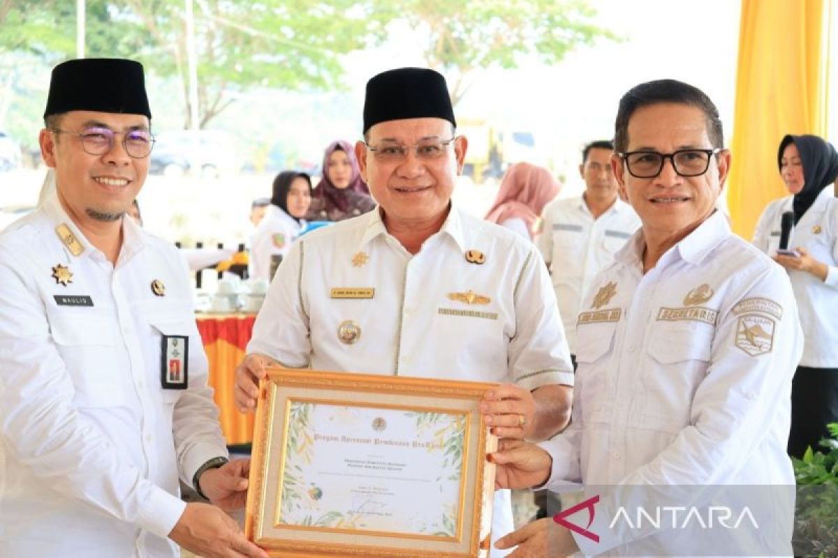 Kotabaru Regent receives Proklim award from LHK Minister