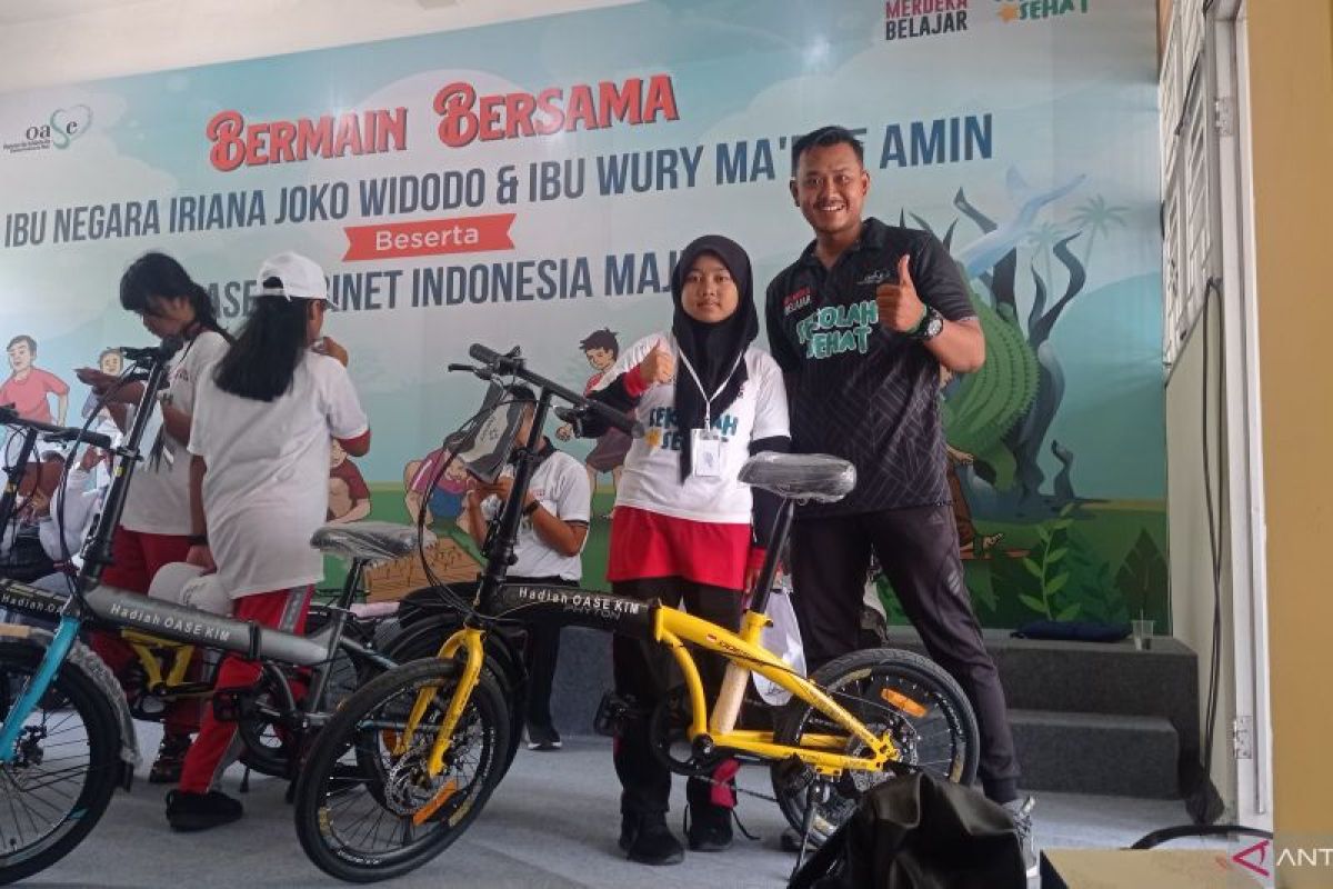 Iriana Jokowi bersama OASE KIM bagikan sepeda ke pelajar di Surabaya