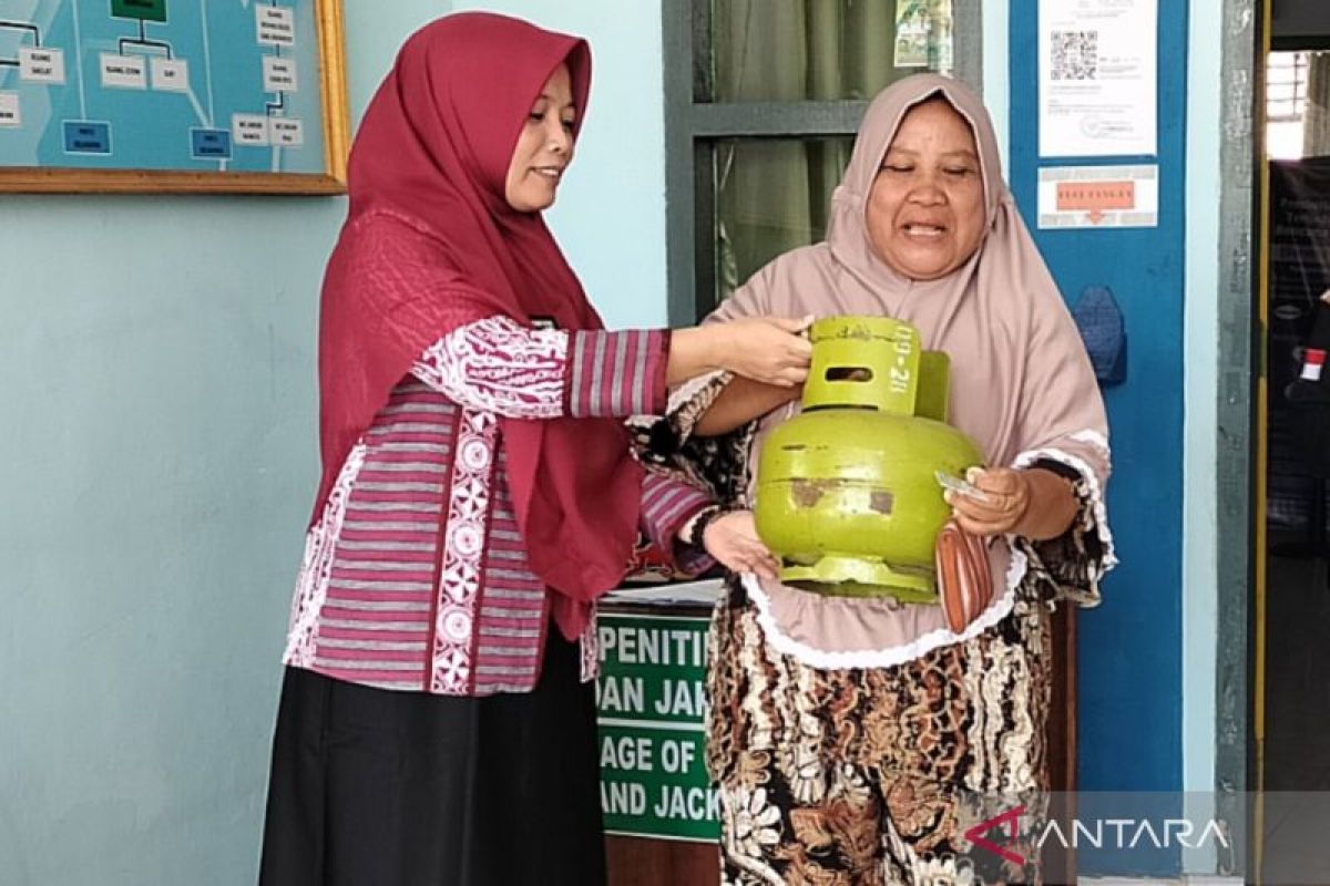 Pemkab Mukomuko bagikan gas LPG gratis kepada warga miskin