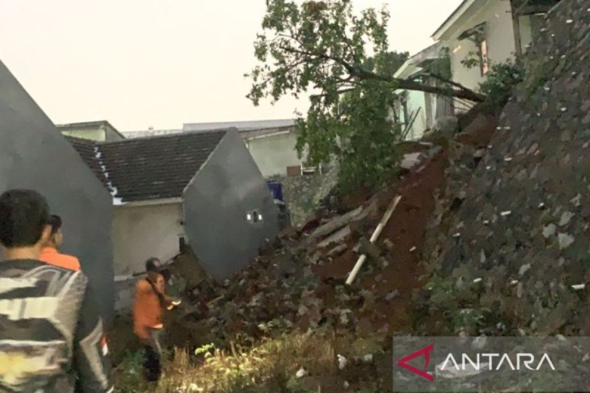 BPBD: 14 bangunan di Bogor terdampak longsor dan angin kencang