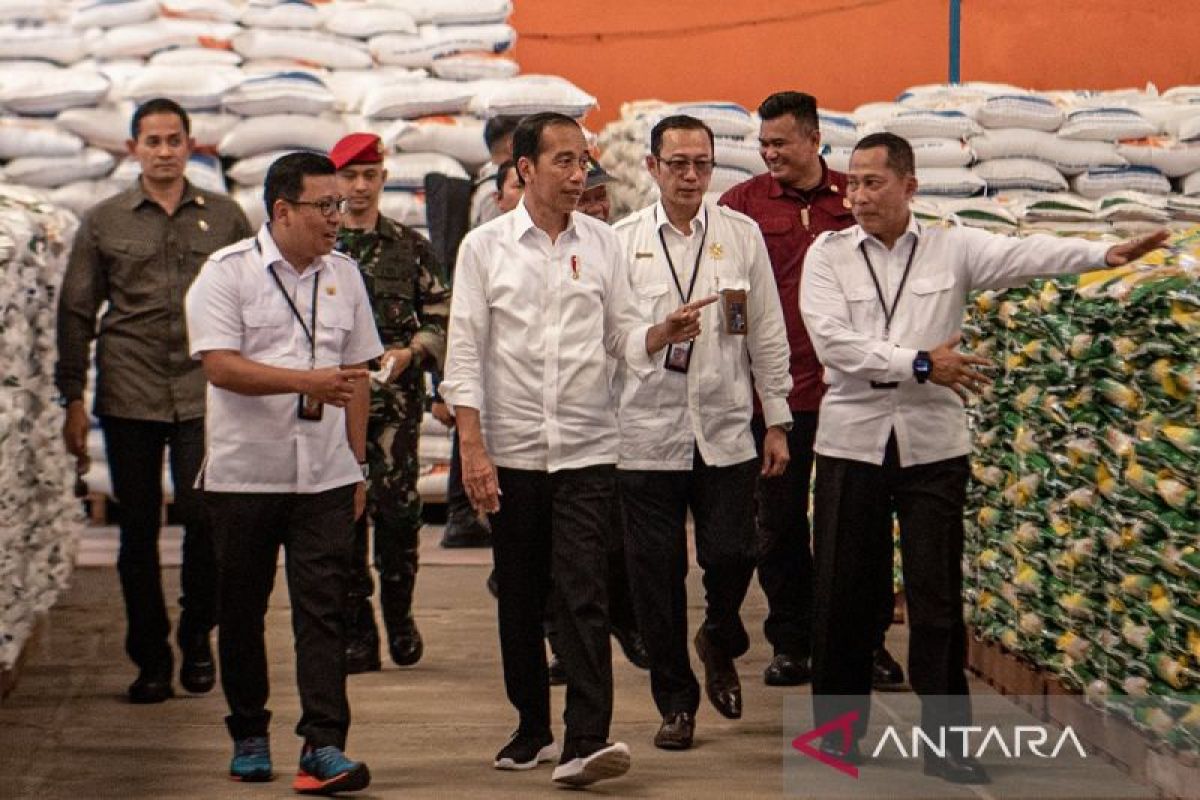 Presiden tinjau penyaluran bantuan pangan bulan November di Palembang