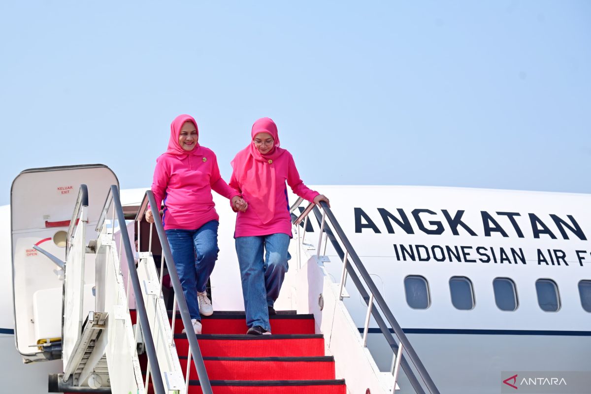 Ibu Iriana Jokowi sosialisasi antinarkoba dan bersihkan pantai di Jatim