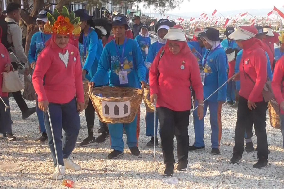 Iriana Jokowi tanam pohon dan bersih-bersih Pantai Kenjeran Surabaya