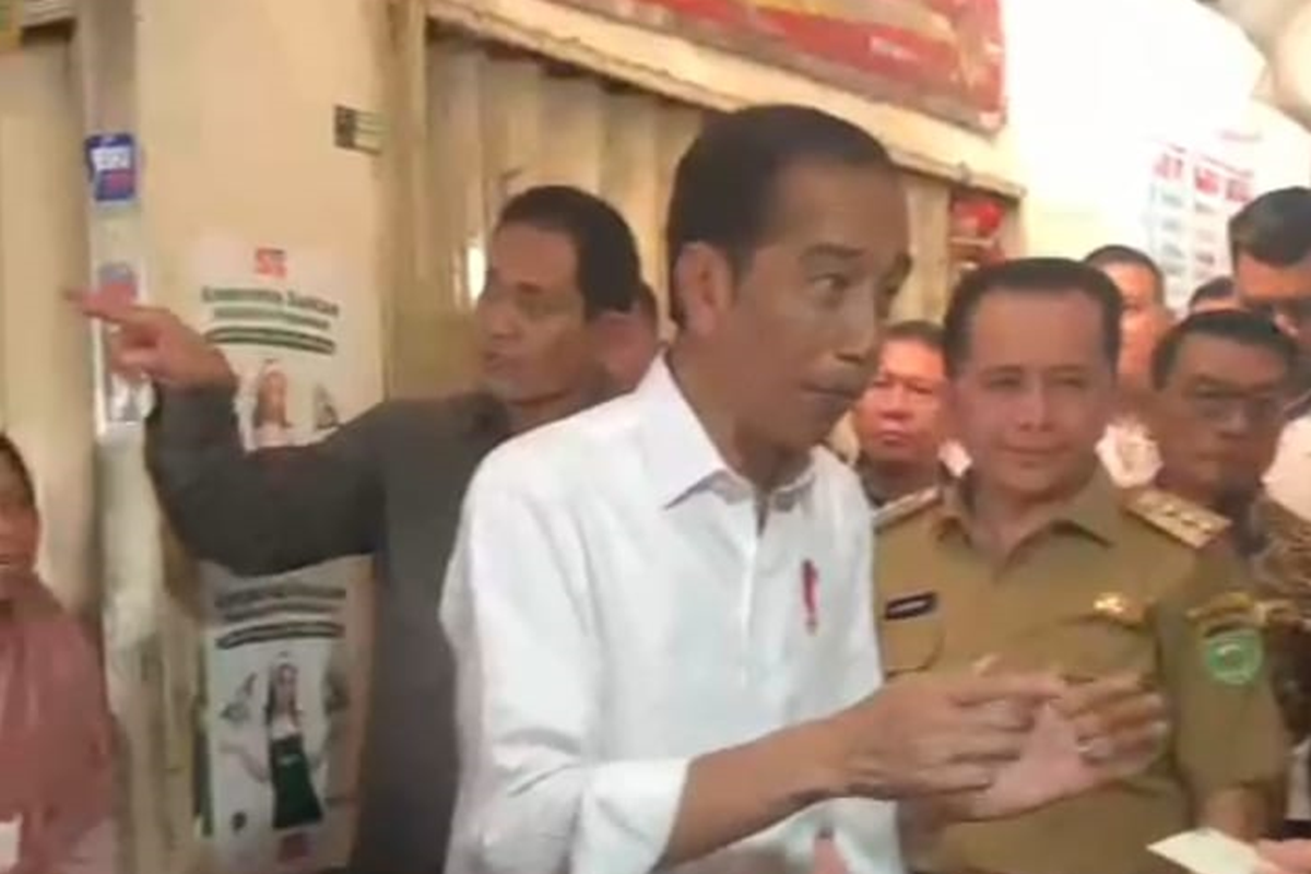 Presiden Jokowi sapa pedagang dan warga di Pasar Sekip Palembang