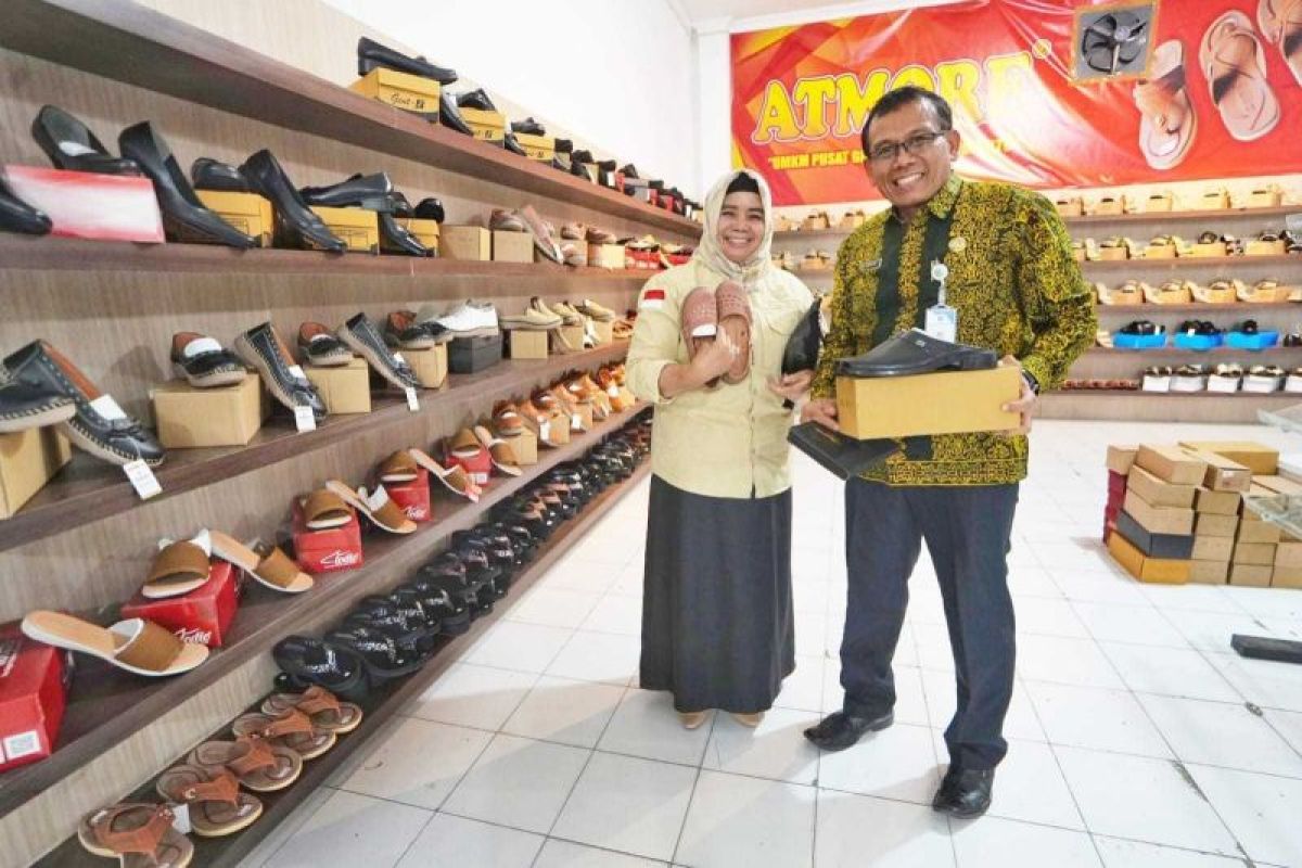 Produk alas kaki Kota Mojokerto diminati peserta studi tiru Paser