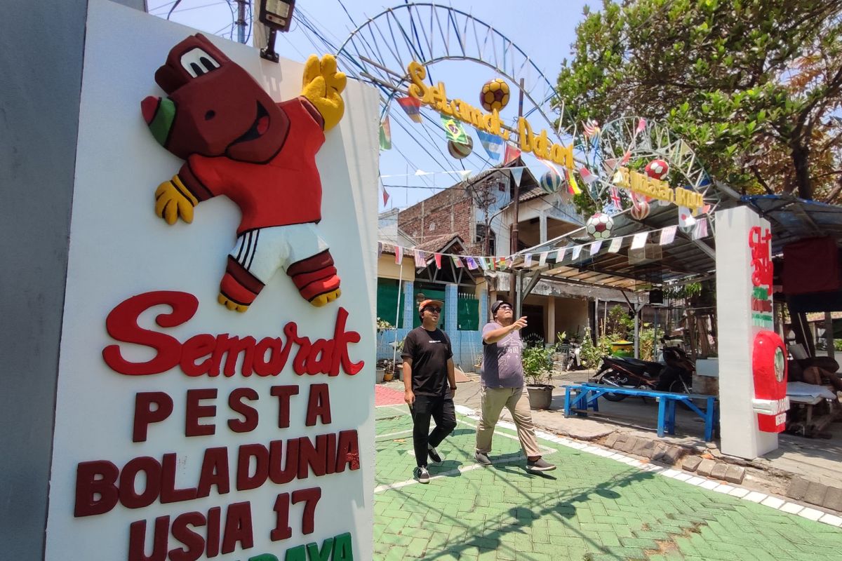 Jelang Piala Dunia U-17, warga Surabaya hias kampung bertema sepak bola