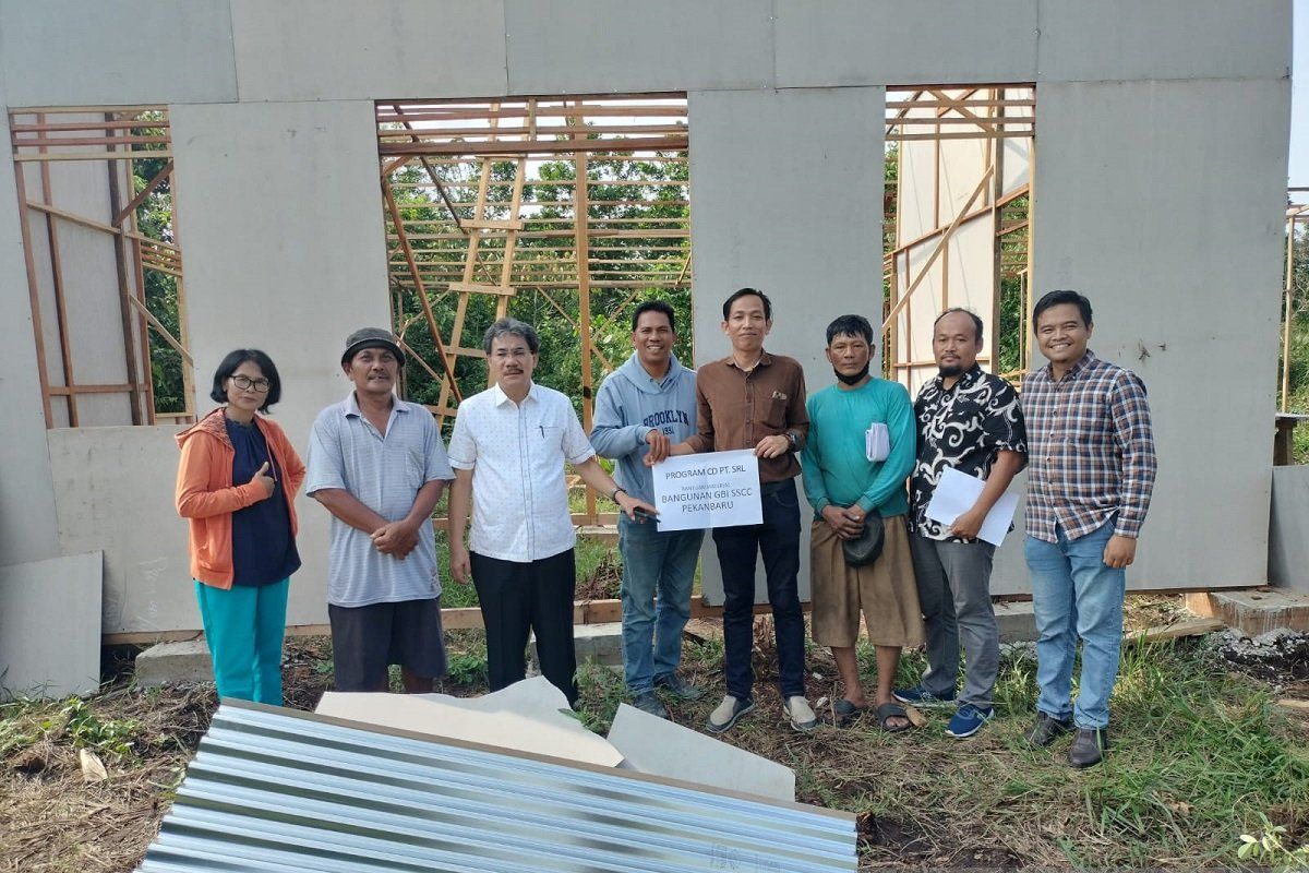 PT SRL serahkan bantuan material pembangunan rumah ibadah