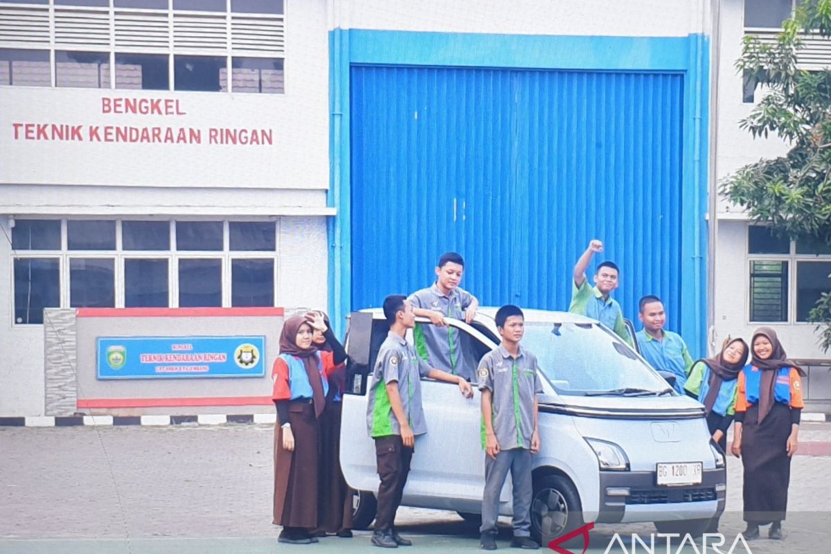 Siswa SMK 2 Palembang manfaatkan mobil  listrik Jokowi untuk praktik