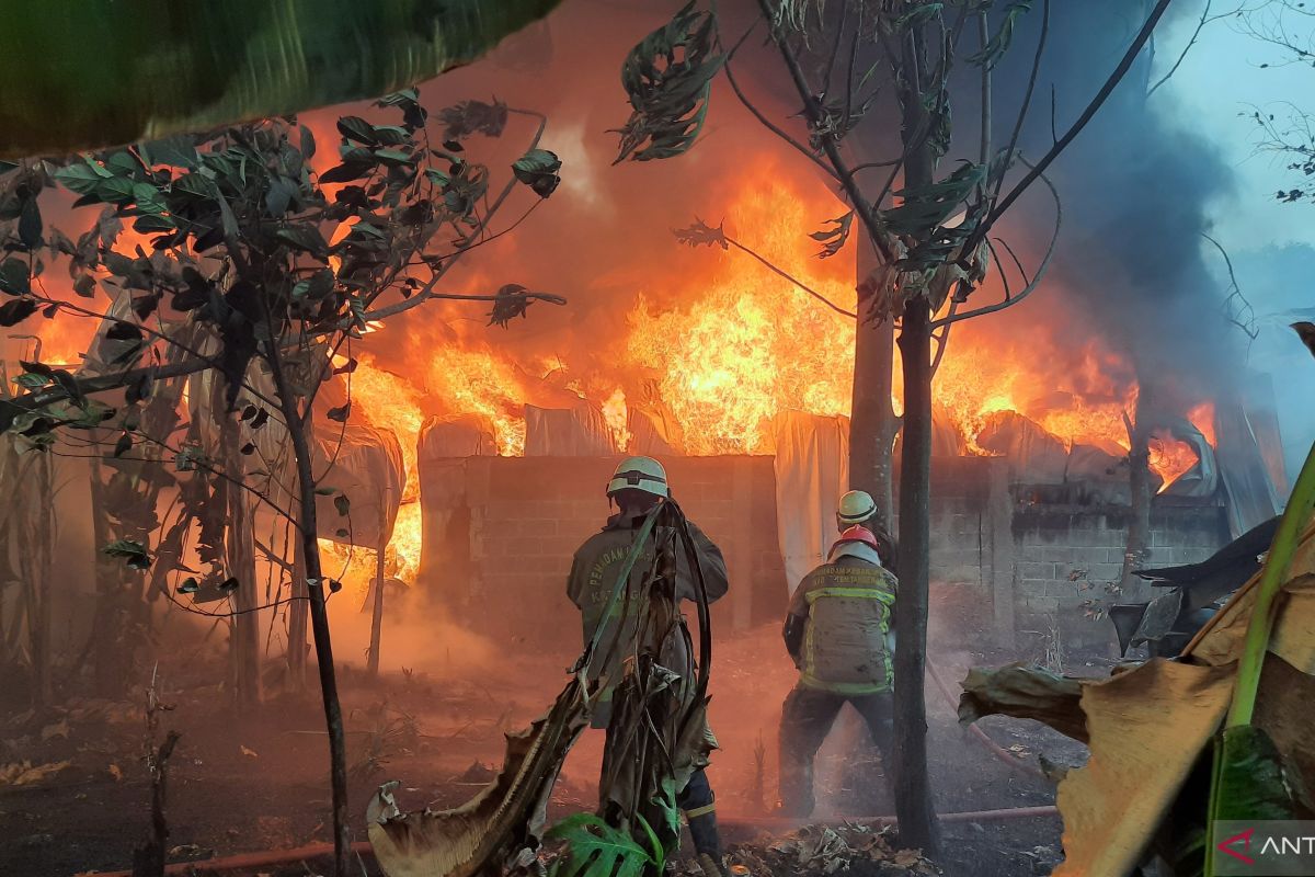 Lapak barang bekas dan satu rumah di Tangerang habis terbakar