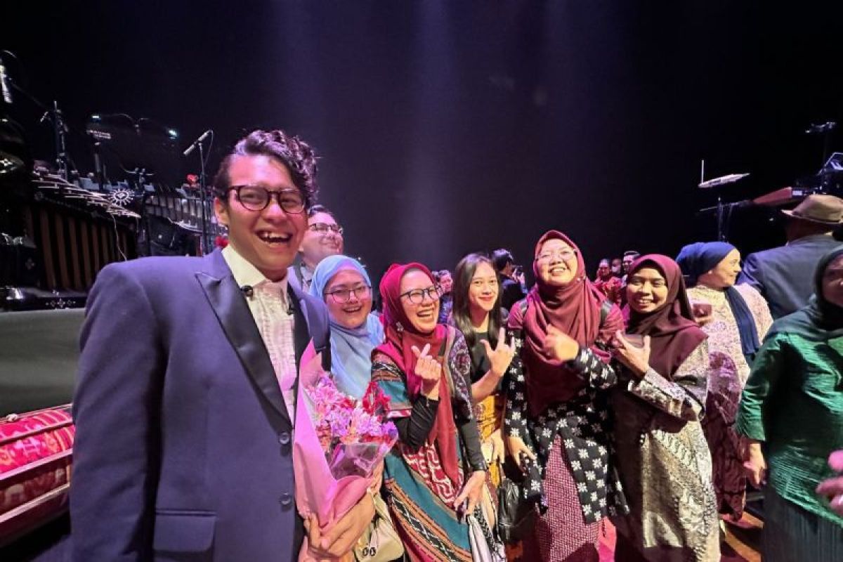 Pengalaman pertama Ardhito Pramono pentas ethnochestra bareng Erwin di Kuala Lumpur