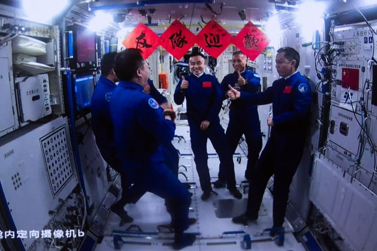 Para astronaut Shenzhou-17 masuki stasiun luar angkasa China