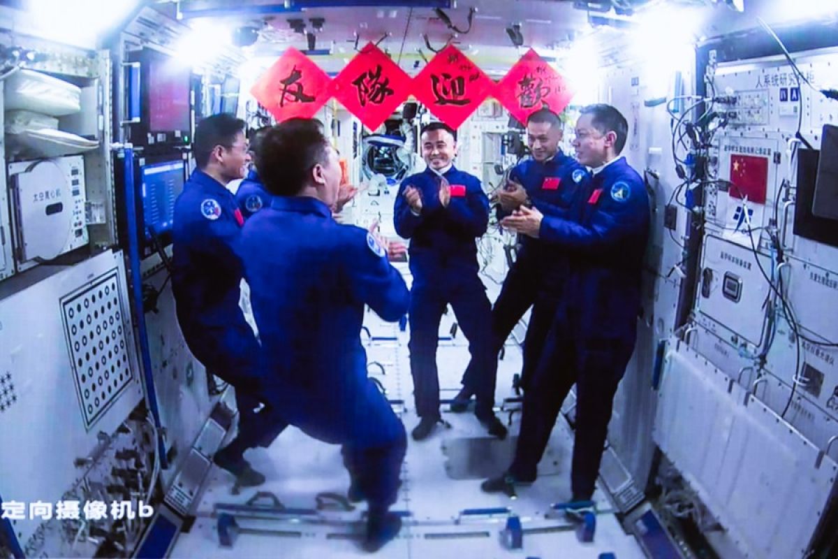 Tiga awak Shenzhou-17 masuki stasiun luar angkasa China