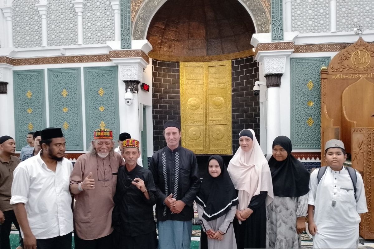 Empat warga Prancis masuk Islam ikrarkan syahadat di Masjid Raya Baiturrahman