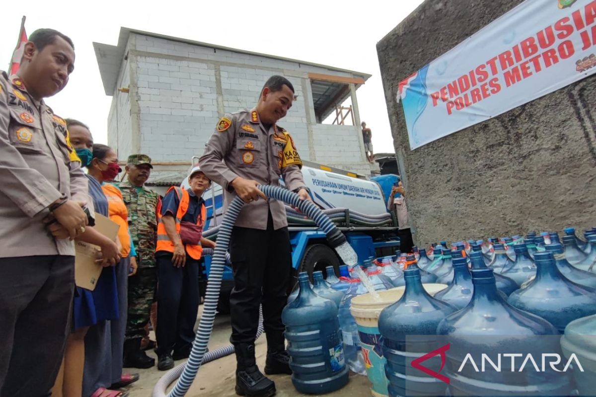 Musim kemarau, Polres Jaktim distribusikan 15.000 liter air bersih