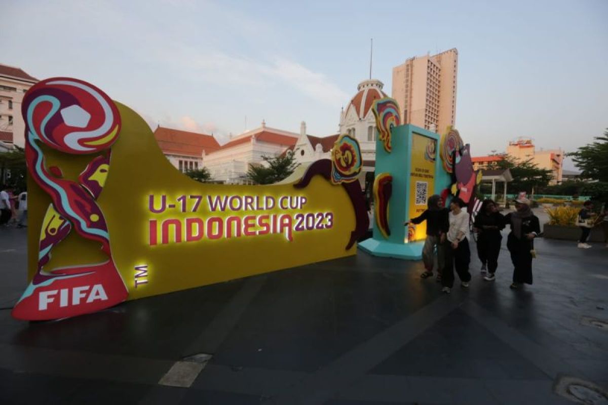 Trofi Piala Dunia U-17 dipamerkan di Surabaya pada 29 Oktober 2023