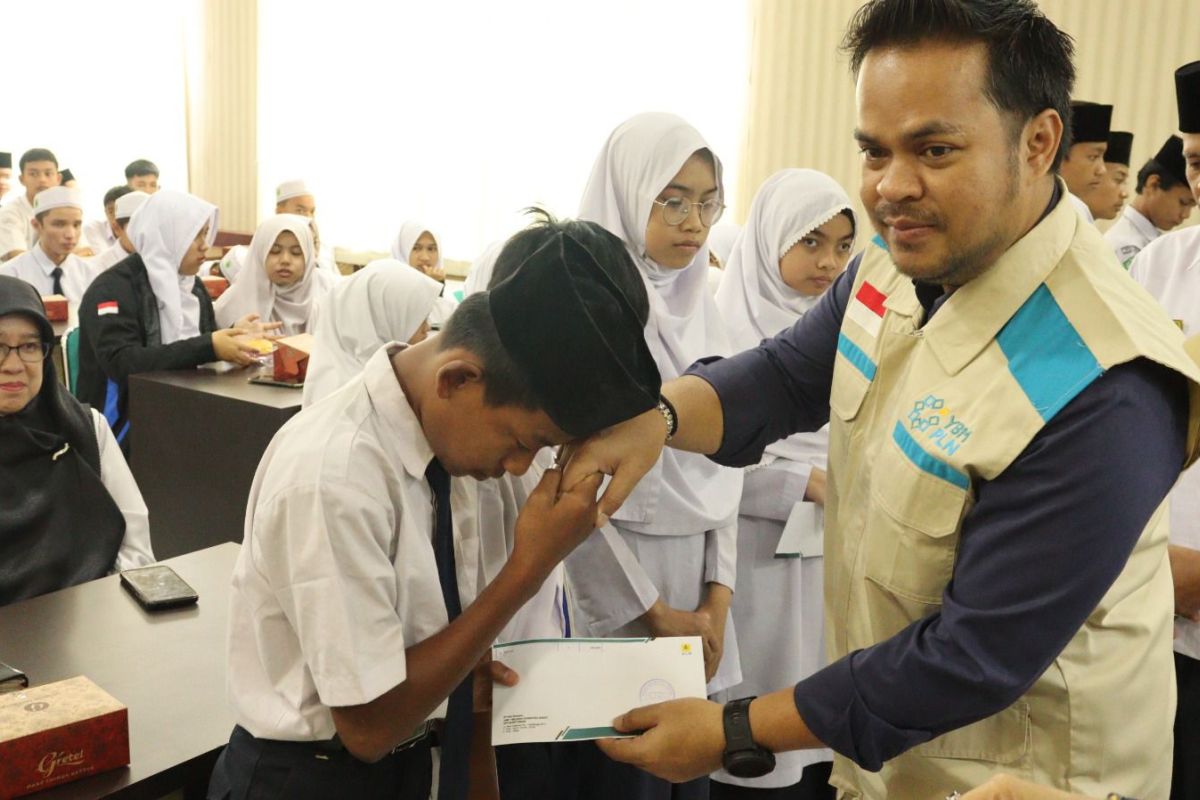 Berkah HLN 78, Beasiswa Cahaya Pintar YBM Hadir di 12 Madrasah Bukittinggi