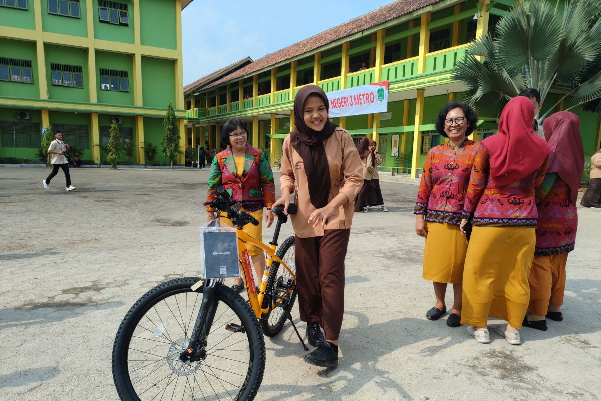 Dua siswa SMKN 3 Metro senang dapat hadiah sepeda dari Presiden Jokowi