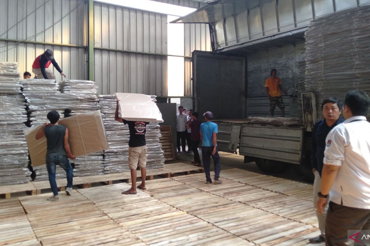 KPU Karawang terima logistik pemilu berupa ribuan bilik dan kotak suara