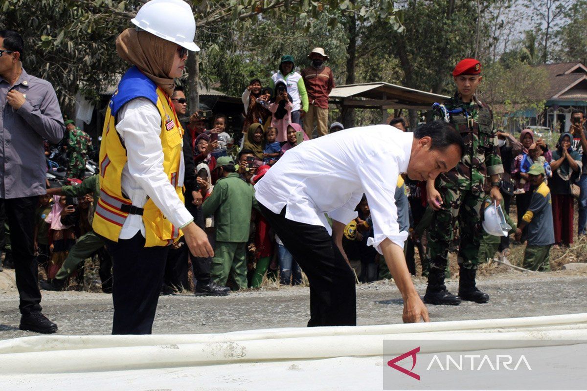 Presiden Jokowi cek pembangunan jalan di Lampung