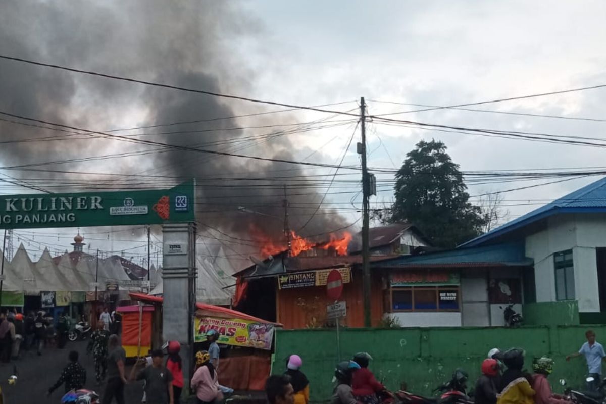 Pasar Kuliner Padang Panjang terbakar