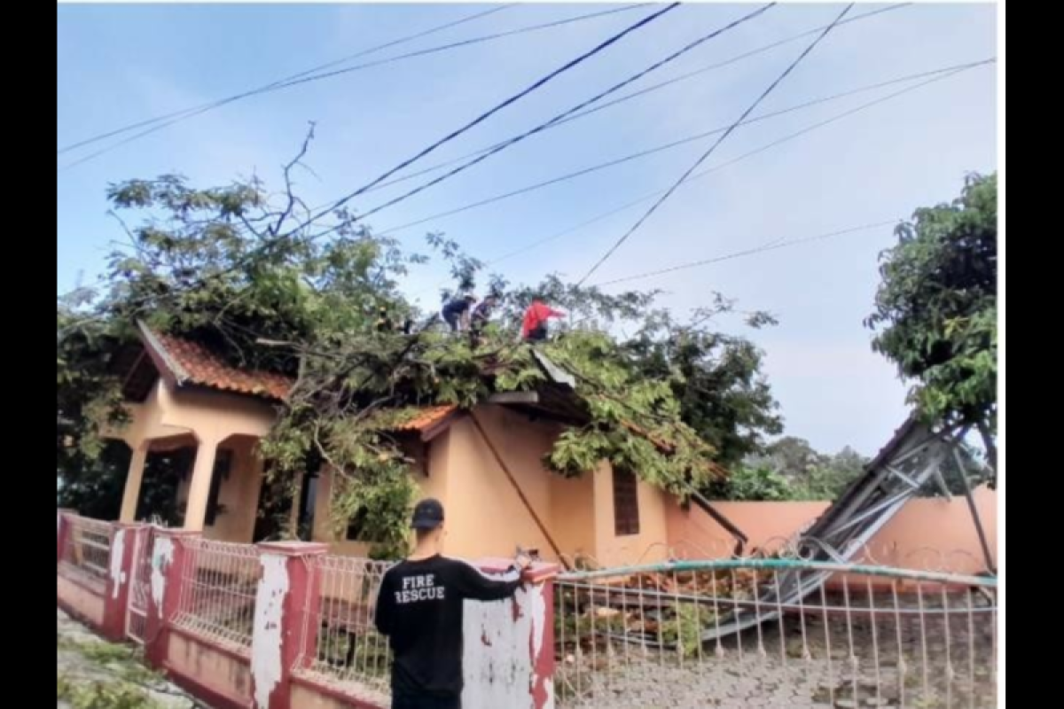 Dua orang meninggal seusai angin kencang landa Pandeglang