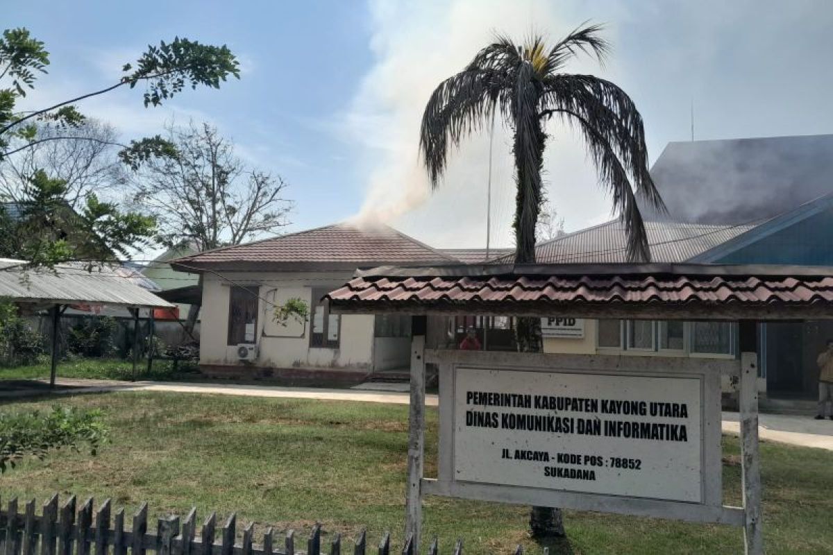 Kantor Diskominfo Kayong Utara terbakar