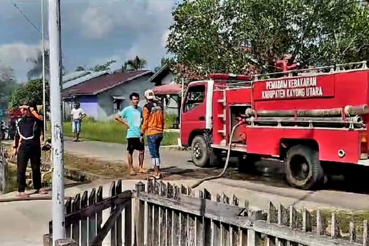 BPBD Kayong Utara padamkan api yang melahap Kantor Diskominfo