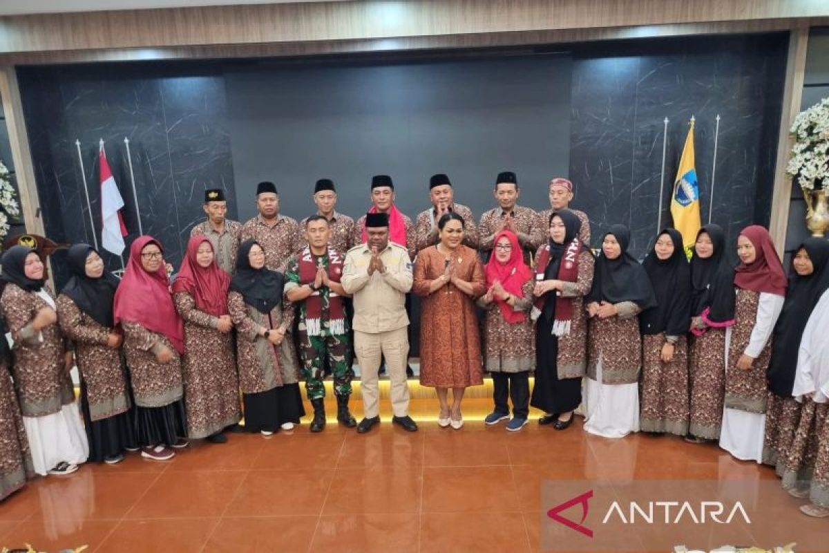 Pemkab Manokwari memberangkatkan 25 warganya beribadah umroh