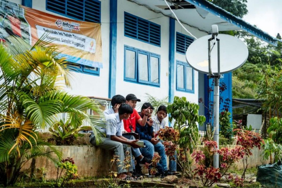 Telkomsat Berikan Bantuan Layanan Internet Gratis untuk Sekolah di Daerah 3T