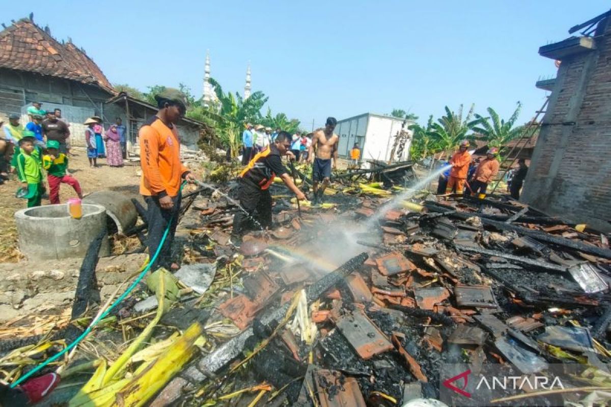 BPBD Kudus padamkan kebakaran yang menimpa dua rumah  warga