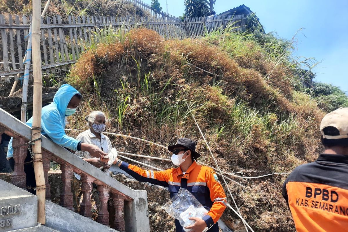 Gunung Merbabu terbakar, warga Dusun Ngaduman dievakuasi