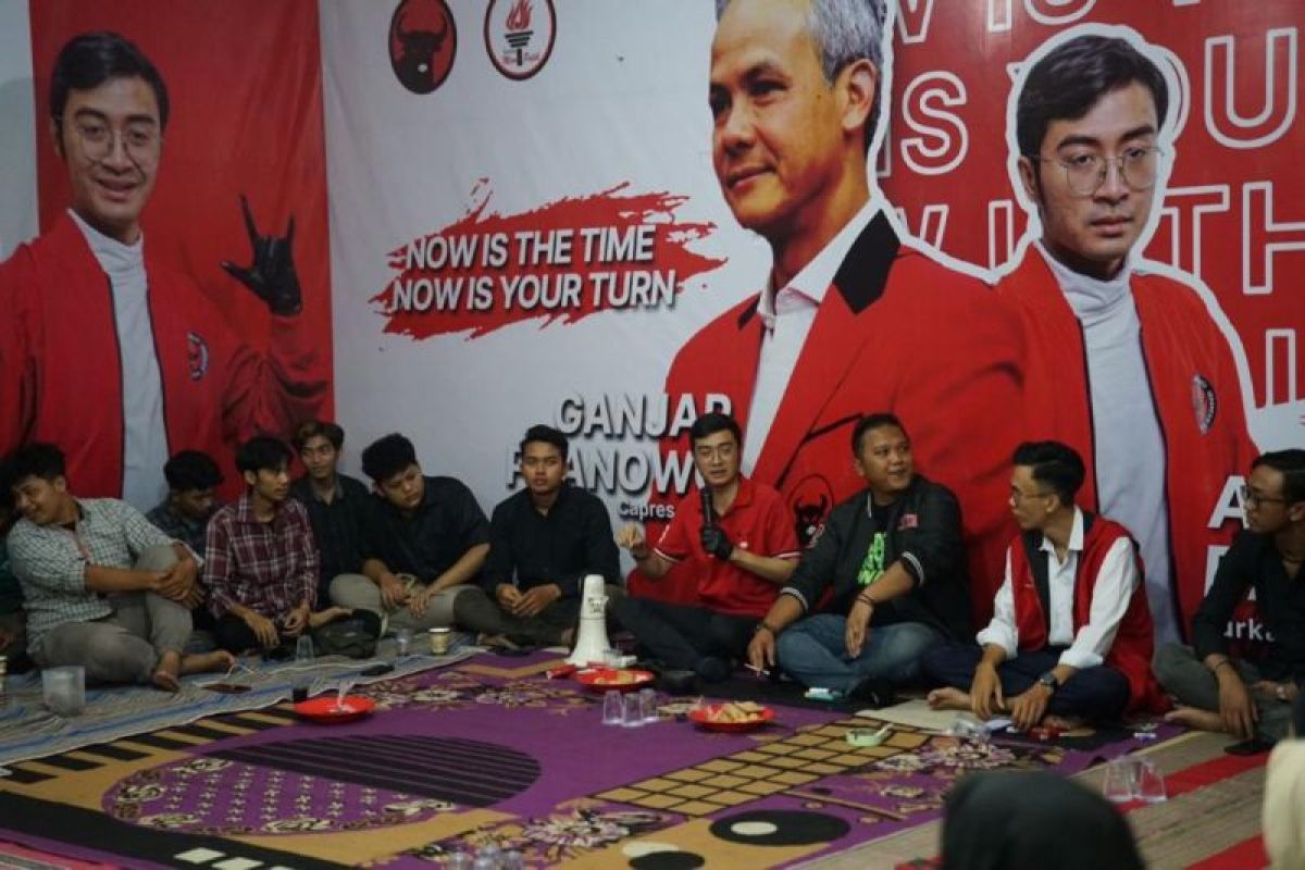 Kader Muda Pdi Perjuangan Sosialisasikan Ganjar Mahfud Di Surabaya