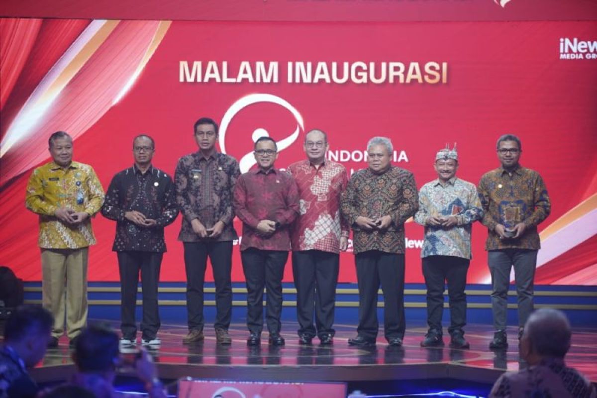 Bupati Batanghari terima penghargaan Indonesia Visionary Leader 2023