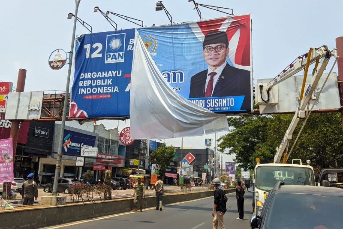 Bawaslu Kota Serang tertibkan APK yang terpasang di billboard
