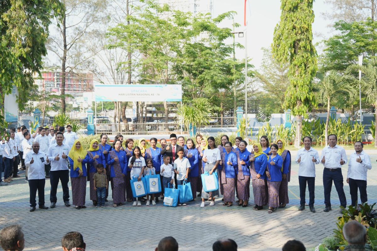 PIKK PLN NTT beri bantuan sarana pendidikan bagi anak- anak Tenaga Alih Daya